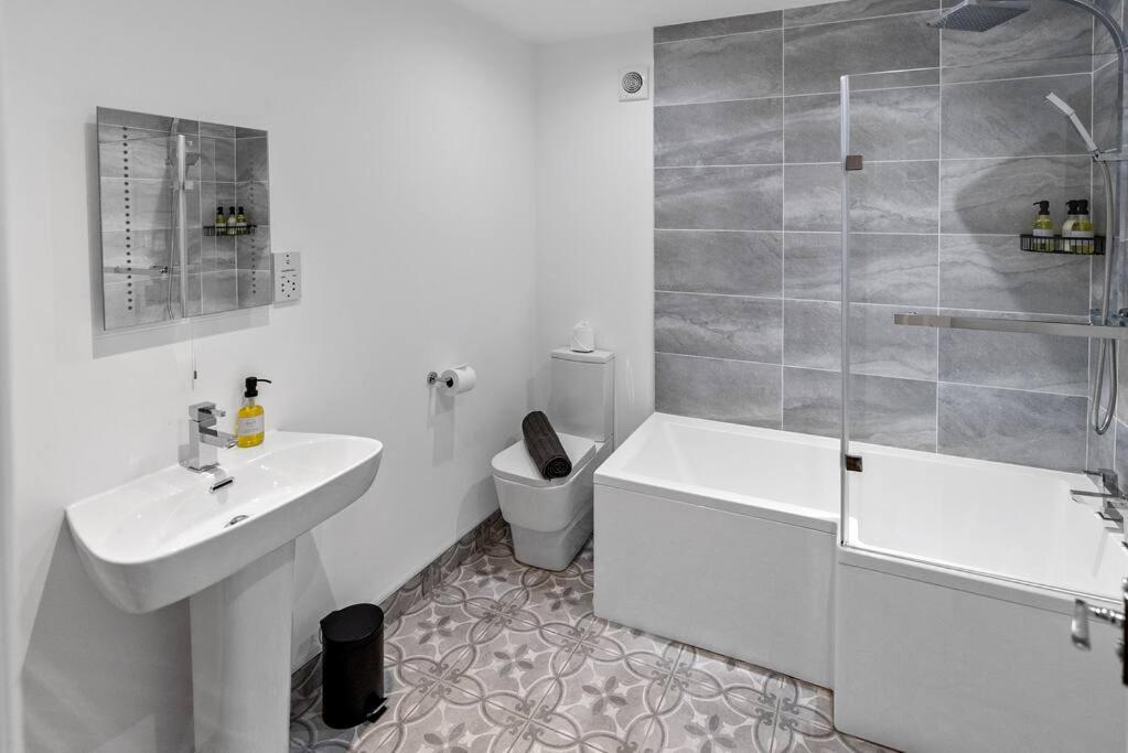 Newly Refurbed, Central Apartment With Free Parking And Hot Tub Lytham St Annes Ngoại thất bức ảnh